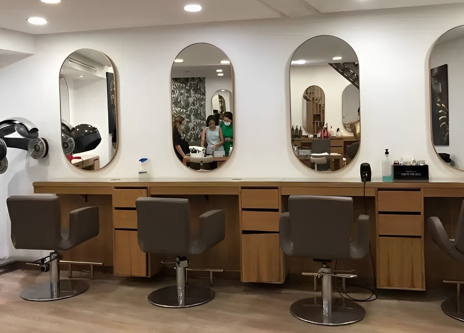 Intérieur moderne au Karppes Center, Dar-el-beida, Casablanca-settat, MA avec miroirs élégants.