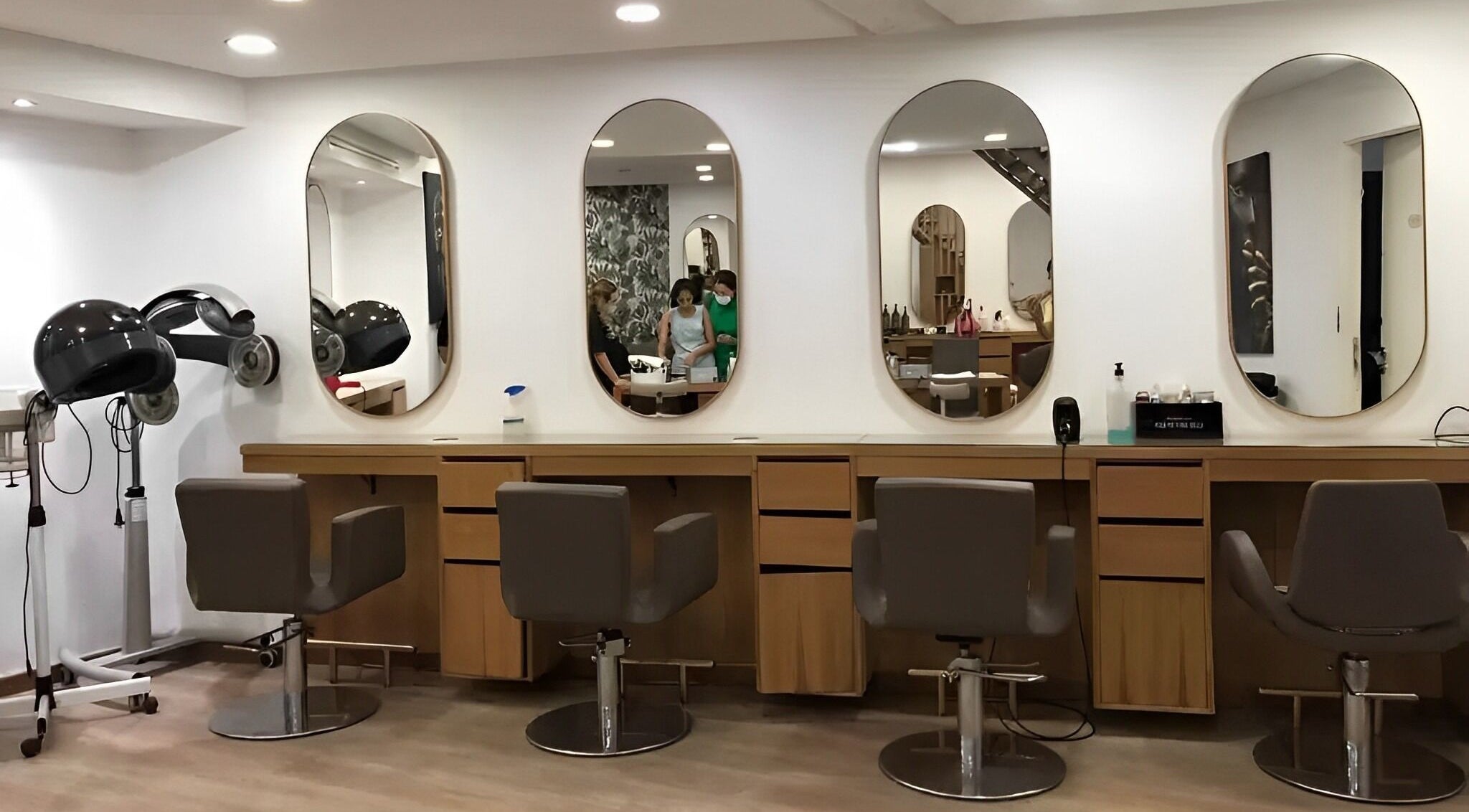 Intérieur moderne au Karppes Center, Dar-el-beida, Casablanca-settat, MA avec miroirs élégants.