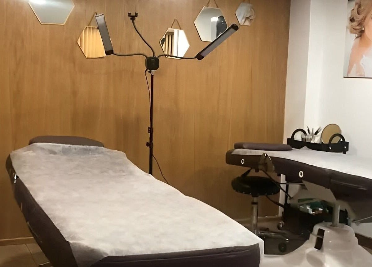 Salle de soins de Karppes Center à Dar-el-beida, Casablanca-settat, MA, avec tables de traitement modernes.