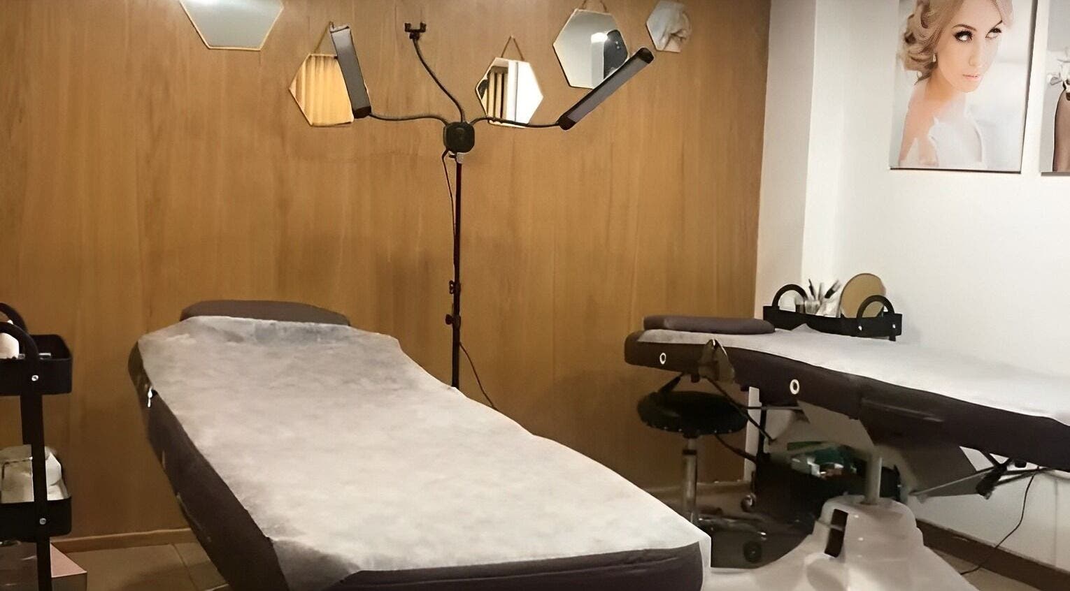 Salle de soins de Karppes Center à Dar-el-beida, Casablanca-settat, MA, avec tables de traitement modernes.