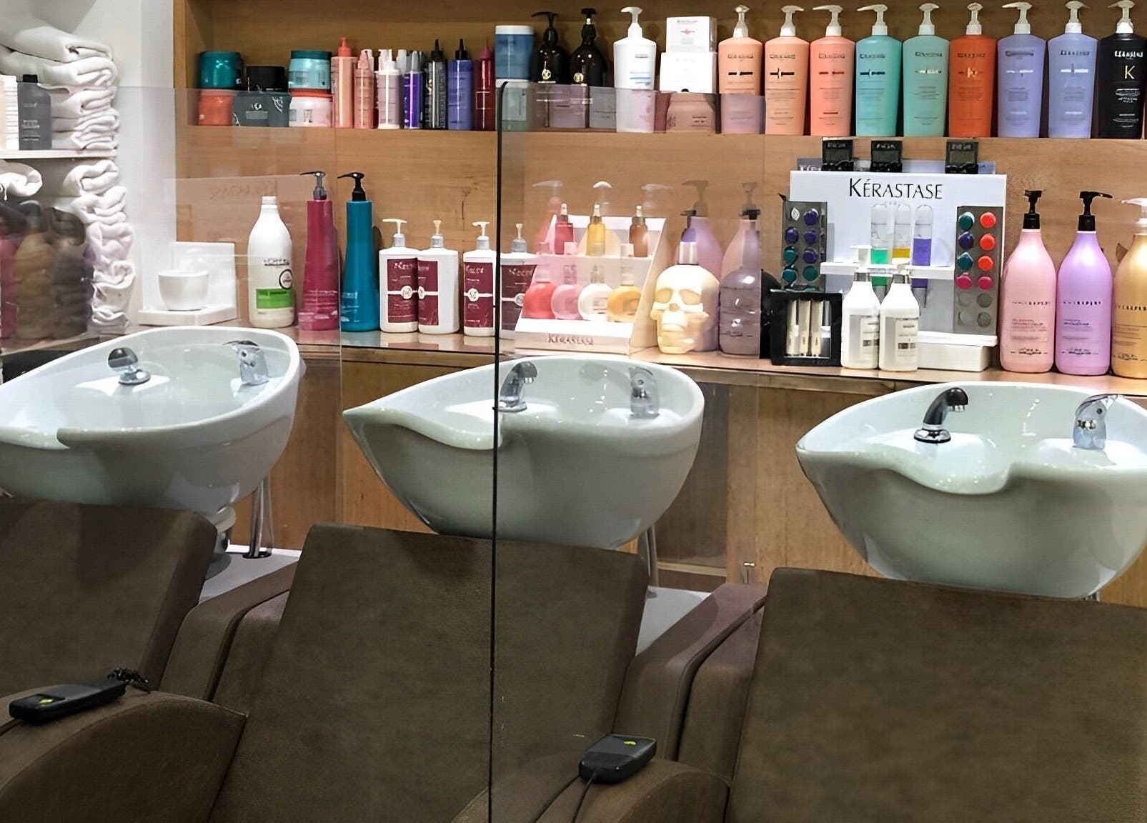 Stations de lavage modernes à Karppes Center, Dar-el-beida, Casablanca-settat, MA, avec produits capillaires variés.