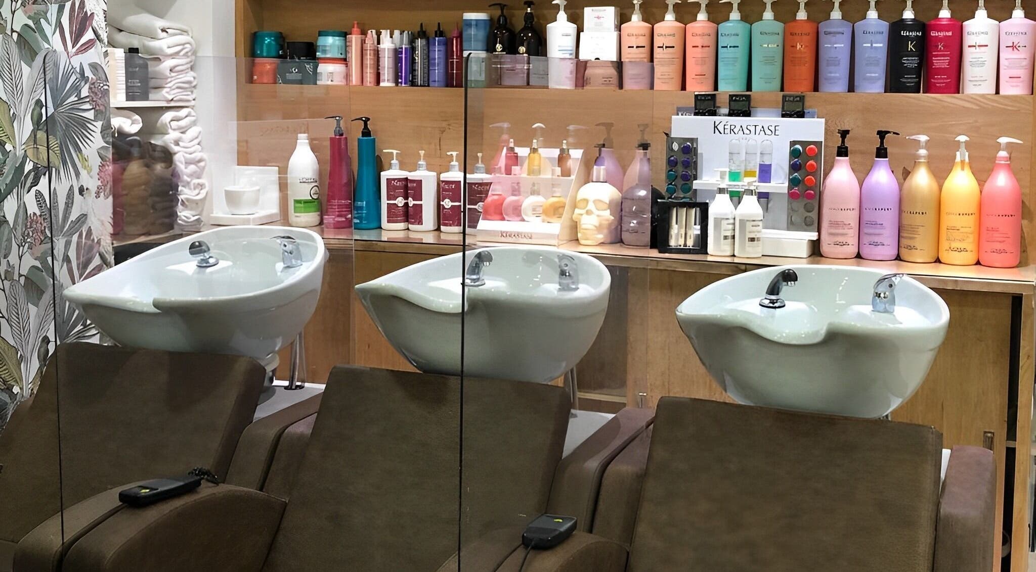 Stations de lavage modernes à Karppes Center, Dar-el-beida, Casablanca-settat, MA, avec produits capillaires variés.