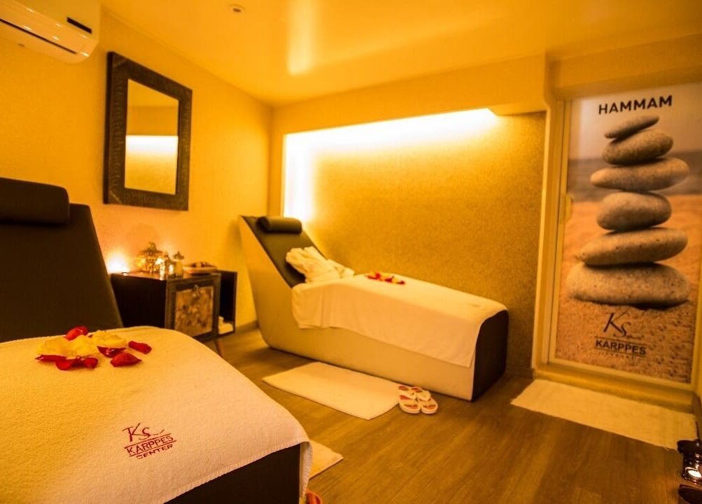 Salle de relaxation au Karppes Center, Dar-el-beida, Casablanca-settat, MA avec lits de massage.