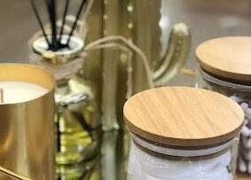 Ambiance paisible au Karppes Center, Dar-el-beida, Casablanca-settat, MA avec bougies et diffuseur.