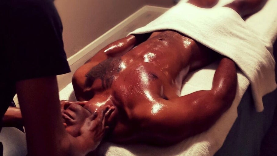 Therapist massages client at Mother City Mobile Massage, Cape Town, Western Cape, ZA for ultimate relaxation.