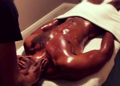 Therapist massages client at Mother City Mobile Massage, Cape Town, Western Cape, ZA for ultimate relaxation.