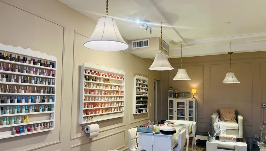 Moderno salón de belleza en Ilove Salon, Chihuahua, Chihuahua, MX, con sillas de relax y muchas opciones de esmalte.