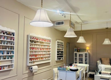 Moderno salón de belleza en Ilove Salon, Chihuahua, Chihuahua, MX, con sillas de relax y muchas opciones de esmalte.