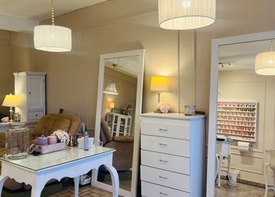 Sala de Ilove Salon en Chihuahua, Chihuahua, MX con espejos y sillas cómodas.