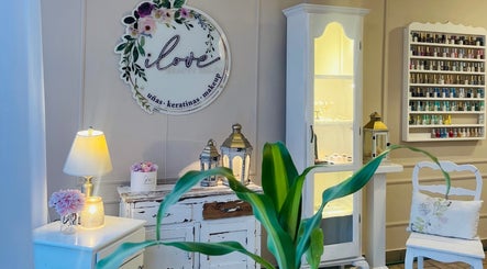 Interior acogedor de Ilove Salon en Chihuahua, Chihuahua, MX, con decoración rústica y elegante.