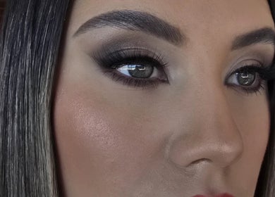 Maquillaje de ojos sofisticado en Ilove Salon, Chihuahua, Chihuahua, MX, destacando cejas y sombras.