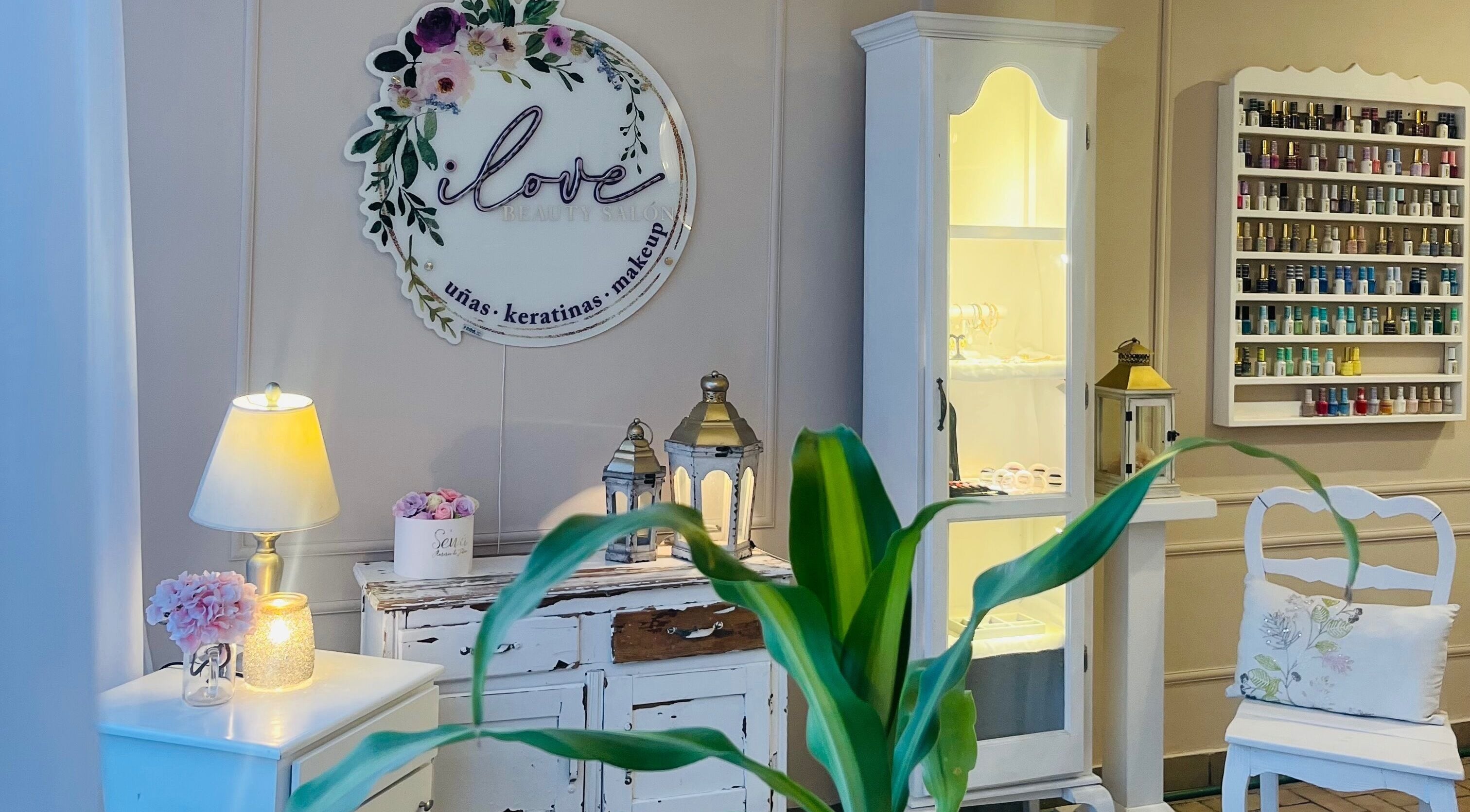 Interior acogedor de Ilove Salon en Chihuahua, Chihuahua, MX con decoración elegante y esmaltes de uñas.