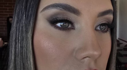 Maquillaje de ojos profesional en Ilove Salon, Chihuahua, Chihuahua, MX, realzando belleza natural.