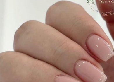 Uñas con manicura francesa elegante en Ilove Salon, Chihuahua, Chihuahua, MX.