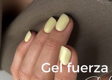 Manicura amarilla en Ilove Salon, Chihuahua, Chihuahua, MX destaca uñas elegantes y cuidadas.