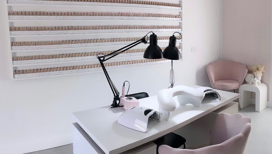 Pink Swan Nail Studio, bild 1