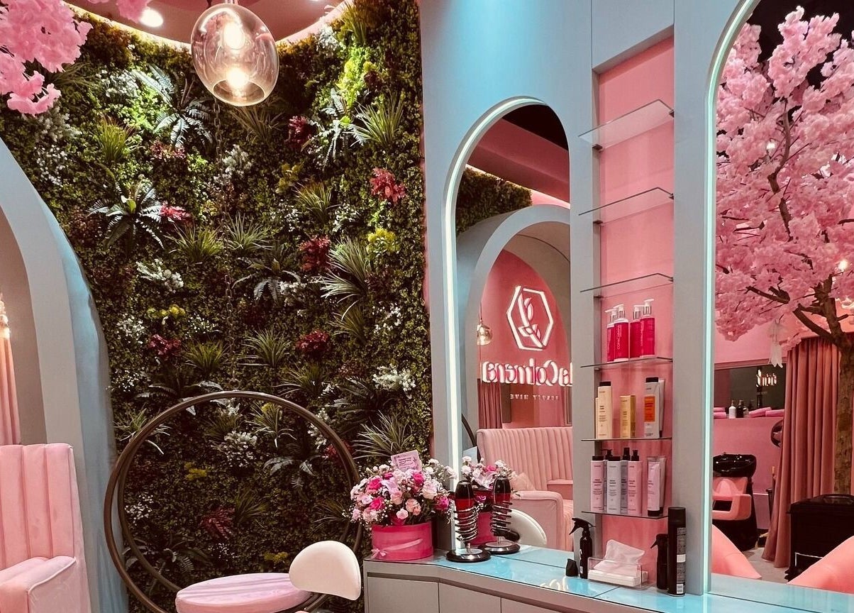 Elegant interior of La Colmena Beauty Hive, Dubai, Dubai, AE with pink decor and green wall.