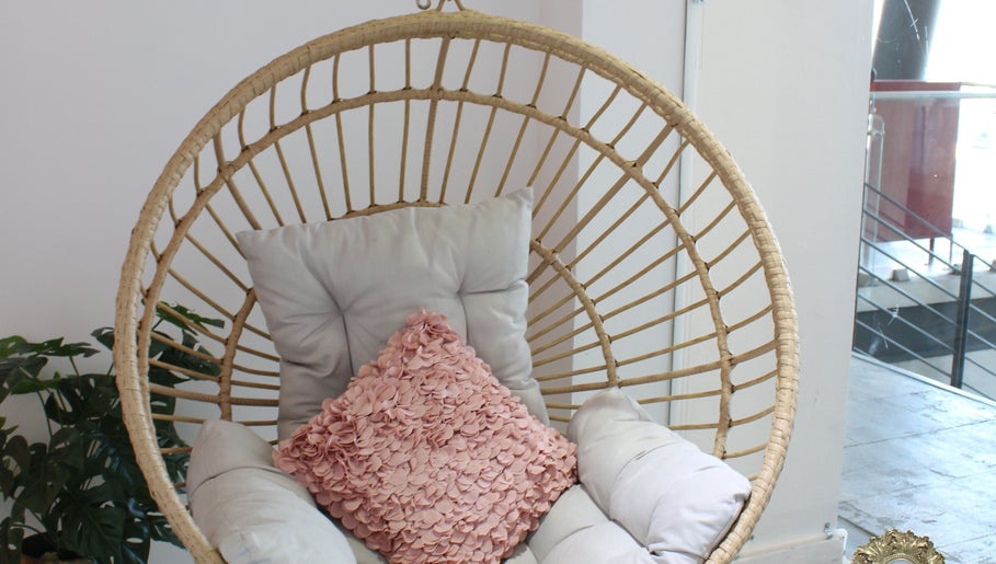 Silla colgante acogedora en Lash Room Refugio, Santiago De Querétaro, Querétaro, MX, diseño relajante.
