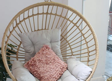 Silla colgante acogedora en Lash Room Refugio, Santiago De Querétaro, Querétaro, MX, diseño relajante.