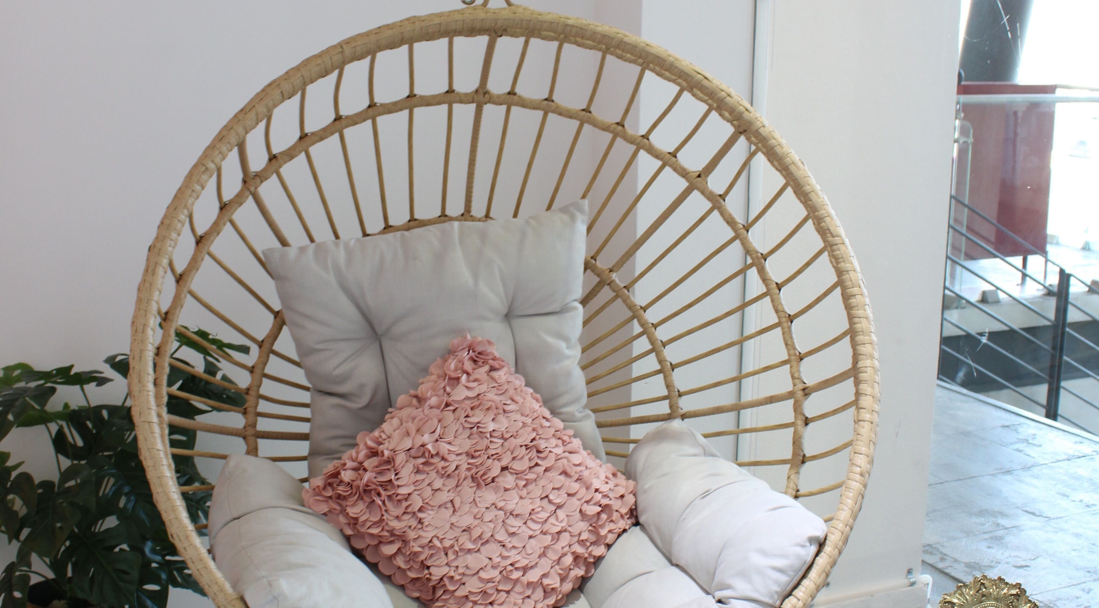 Silla colgante acogedora en Lash Room Refugio, Santiago De Querétaro, Querétaro, MX, diseño relajante.