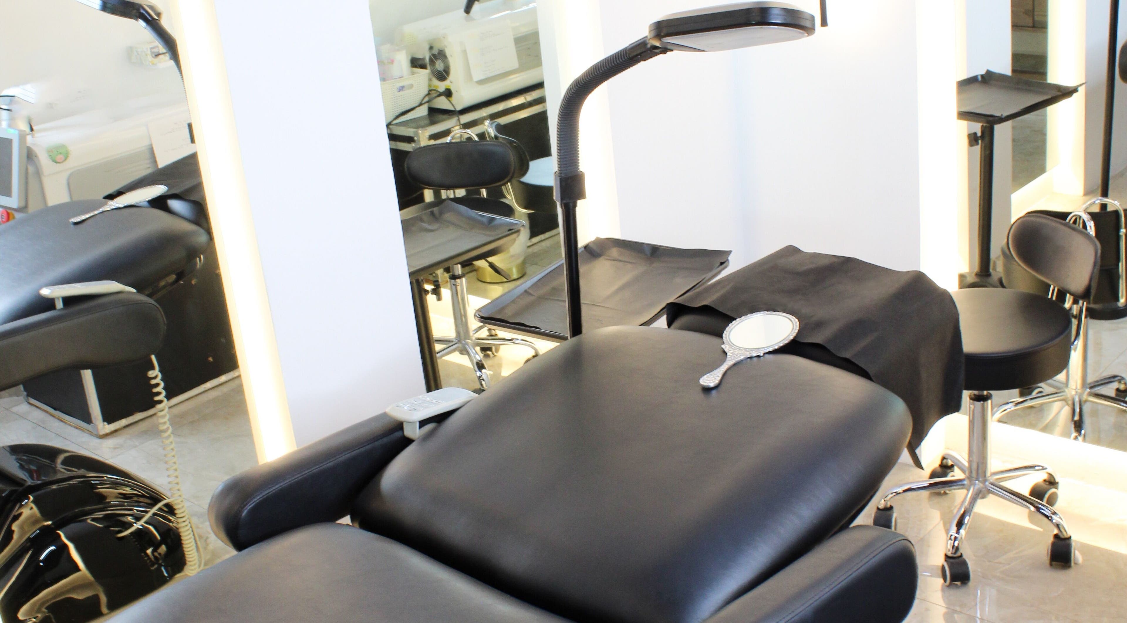 Elegante cabina de tratamiento en Lash Room Álamos, Santiago De Querétaro, Querétaro, MX. Ambiente moderno.