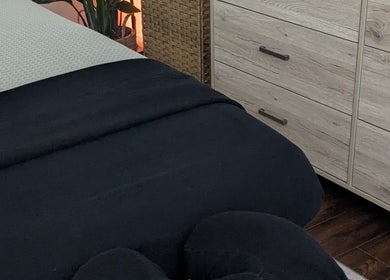 Massage bed at Ugnayan Pratique Holistique (Westmount), Westmount, Québec, CA with soothing decor.