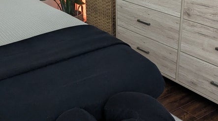 Massage bed at Ugnayan Pratique Holistique (Westmount), Westmount, Québec, CA with soothing decor.