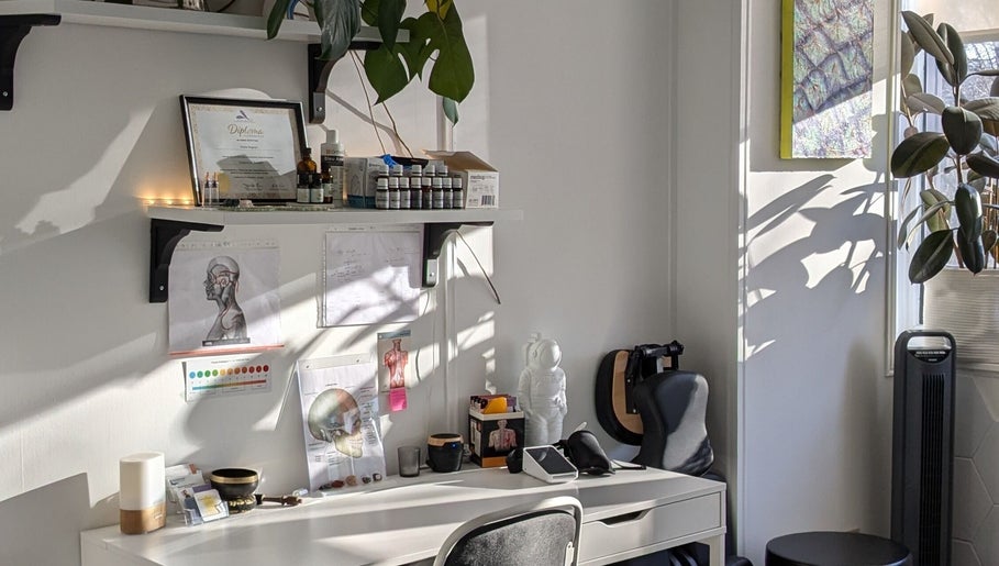 Ugnayan Pratique Holistique (Snowdon) workspace in Montréal, Québec, CA featuring a serene, sunlit desk setup.