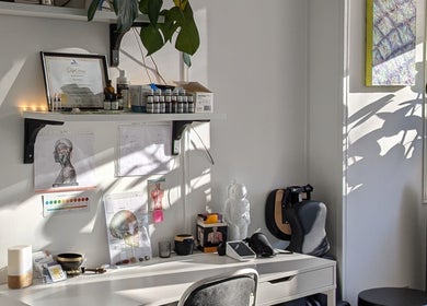 Ugnayan Pratique Holistique (Snowdon) workspace in Montréal, Québec, CA featuring a serene, sunlit desk setup.