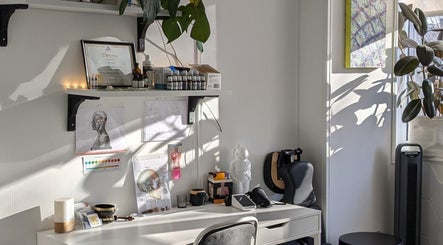 Ugnayan Pratique Holistique (Snowdon) workspace in Montréal, Québec, CA featuring a serene, sunlit desk setup.