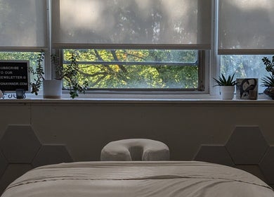 Relaxing massage room at Ugnayan Pratique Holistique in Snowdon, Montréal, Québec, CA with a serene window view.