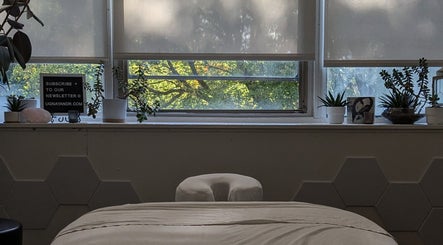 Relaxing massage room at Ugnayan Pratique Holistique in Snowdon, Montréal, Québec, CA with a serene window view.