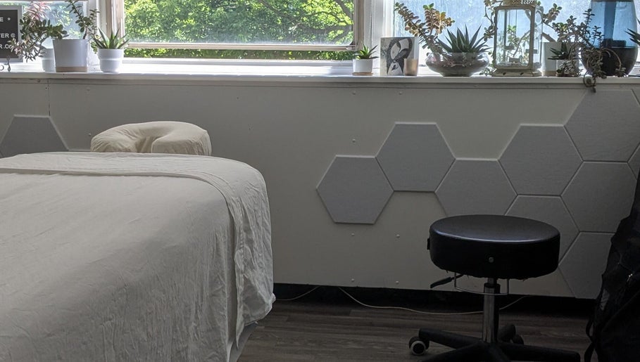 Peaceful massage room at Ugnayan Pratique Holistique (Snowdon), Montréal, Québec, CA with serene decor.
