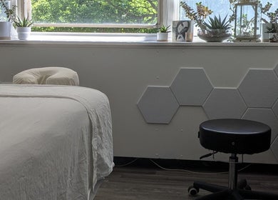 Peaceful massage room at Ugnayan Pratique Holistique (Snowdon), Montréal, Québec, CA with serene decor.