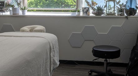 Peaceful massage room at Ugnayan Pratique Holistique (Snowdon), Montréal, Québec, CA with serene decor.