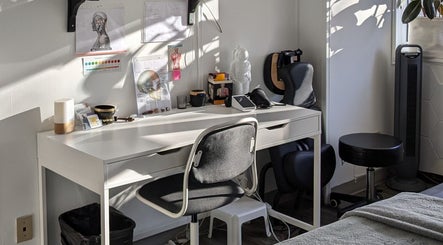 Modern desk at Ugnayan Pratique Holistique (Snowdon), Montréal, Québec, CA with anatomical charts.
