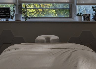Relaxing massage bed in Ugnayan Pratique Holistique, Snowdon, with window view in Montréal, Québec, CA.