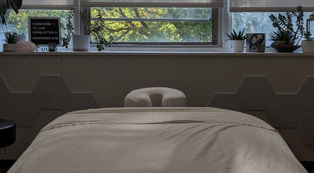 Relaxing massage bed in Ugnayan Pratique Holistique, Snowdon, with window view in Montréal, Québec, CA.
