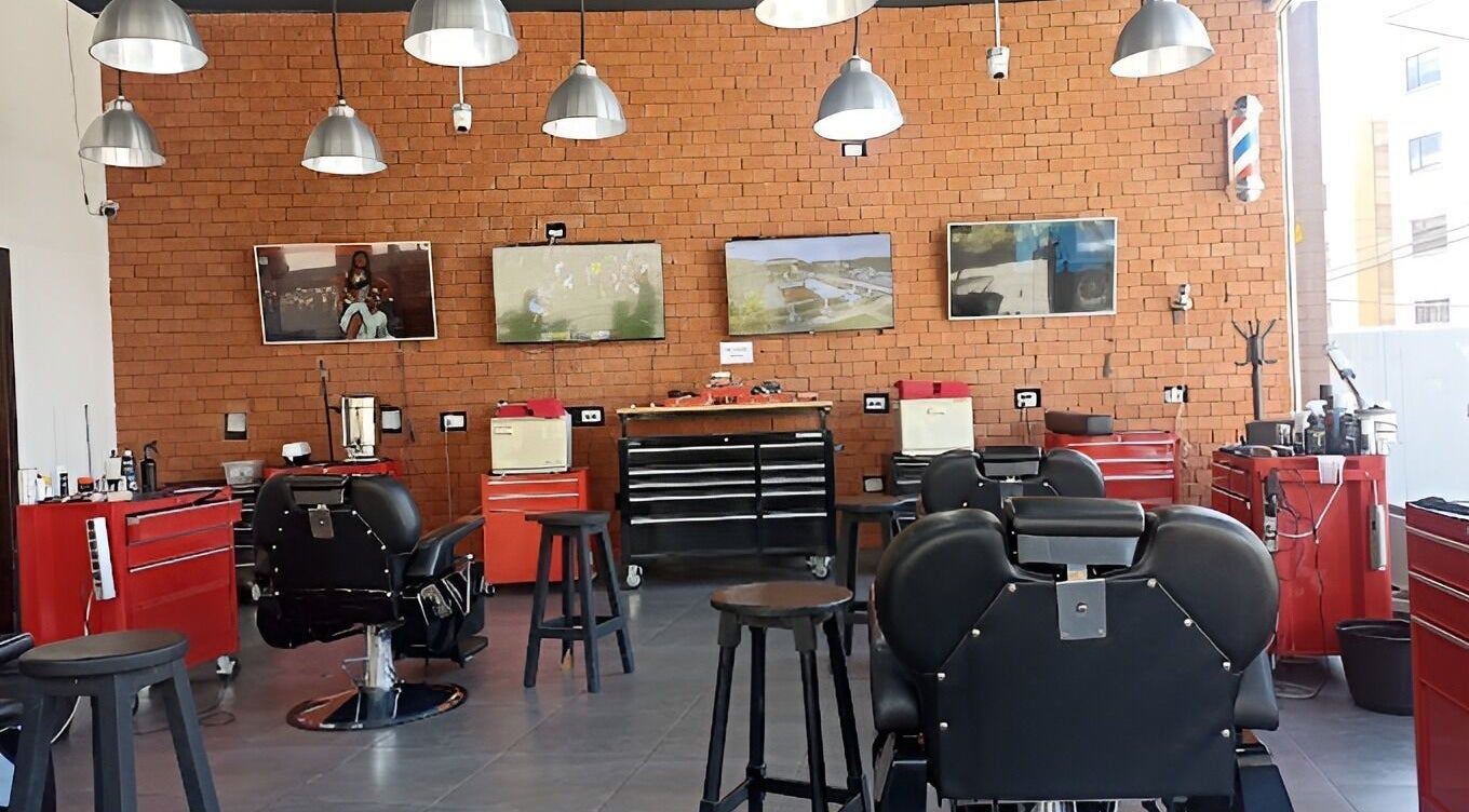 Interior moderno de SportKut Quito Tennis, barbería en Quito, Pichincha, EC con sillas y decoración industrial.