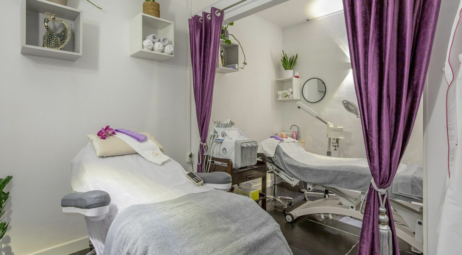Serene treatment room at Na Thai Spa and Beauty, Amsterdam, Noord-Holland, NL with purple curtains and spa beds.