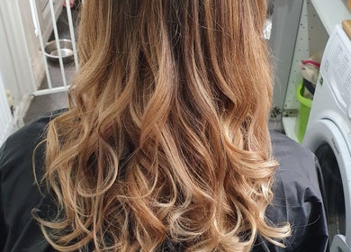 Stylish wavy hairstyle by Natasha Quinton Mobile Hairdresser in Edenbridge, England, GB.
