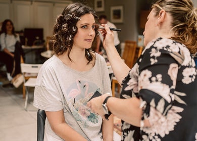 Natasha Quinton Mobile Hairdresser applying makeup in Edenbridge, England, GB.