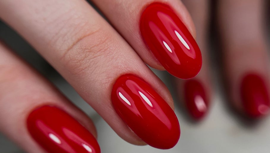 Stylish red gel manicure at Gelvibes, Montréal, Québec, CA, offering expert nail services.