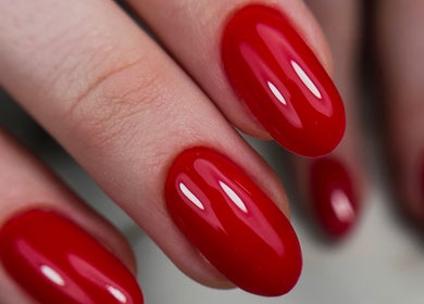 Stylish red gel manicure at Gelvibes, Montréal, Québec, CA, offering expert nail services.