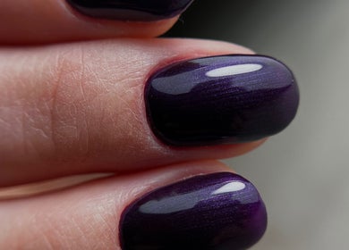 Shiny violet nails at Gelvibes, Montréal, Québec, CA showcasing expert manicure services.