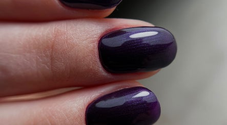 Shiny violet nails at Gelvibes, Montréal, Québec, CA showcasing expert manicure services.