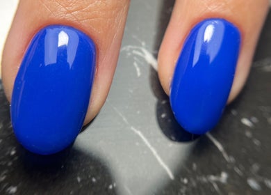 Vibrant blue manicure at Gelvibes, Montréal, Québec, CA, showcasing elegant nail art.