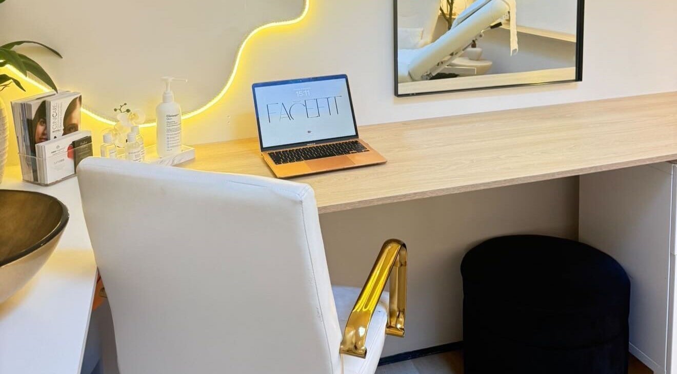 Elegant workspace at Roots & Rituals Salon Inverness, featuring sleek design and warm lighting. Inverness, Scotland, GB.