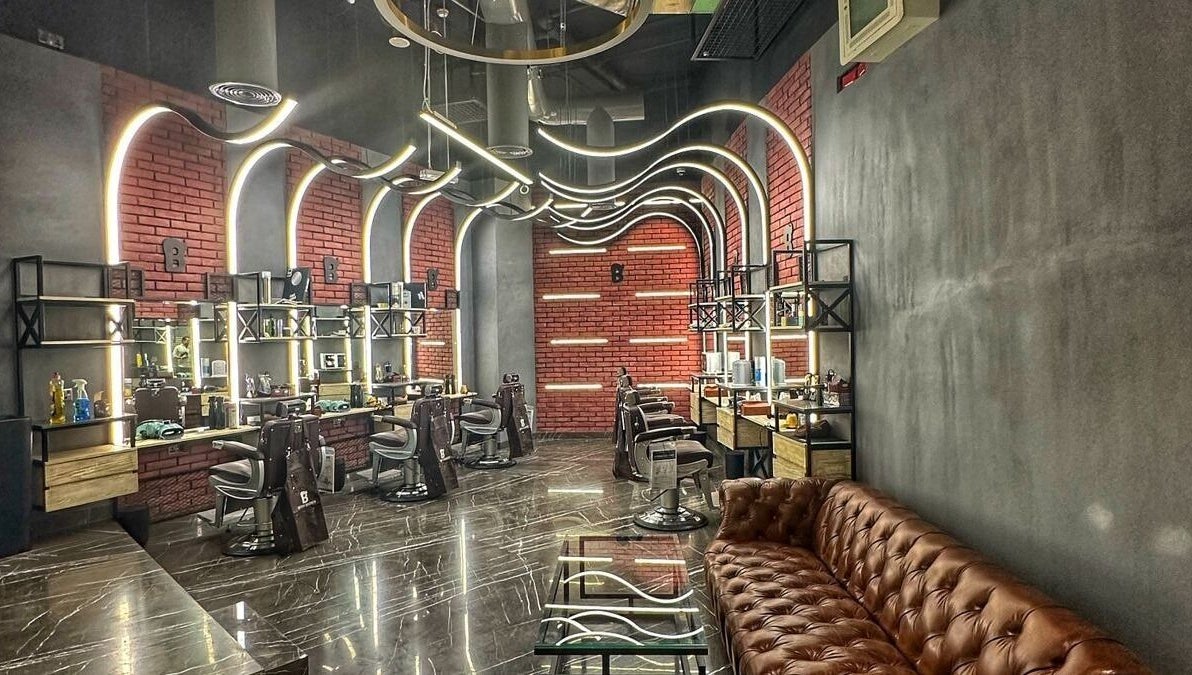 Modern interior of Bekky Barber - Burj Vista in دبي, دبي, AE with stylish chairs and illuminated mirrors.