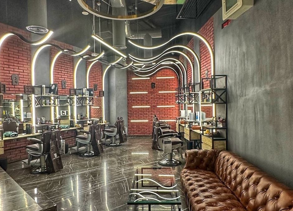 Modern interior of Bekky Barber - Burj Vista in دبي, دبي, AE with stylish chairs and illuminated mirrors.